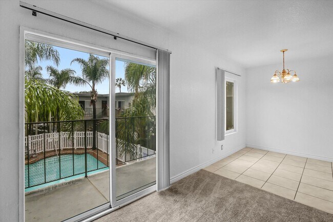 Foto del edificio - Upstairs 1 Bedroom Condo w/ Parking - Fresh Paint & Carpet!