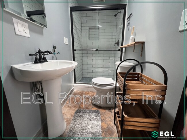 Foto del edificio - 6657 Lindenhurst Ave