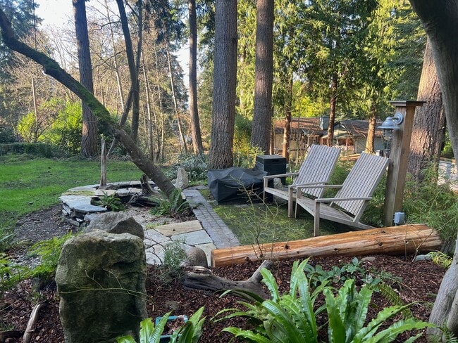 Building Photo - Serene, private setting in the Seahurst neighborhood