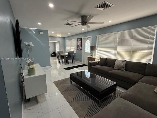 Foto del edificio - 1553 W River Dr
