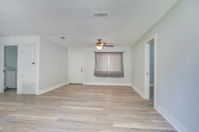 Foto del edificio - Completely Remodeled 3BR Home on Nearly an Acre with In-Ground Pool, Pool Service Included & Huge...