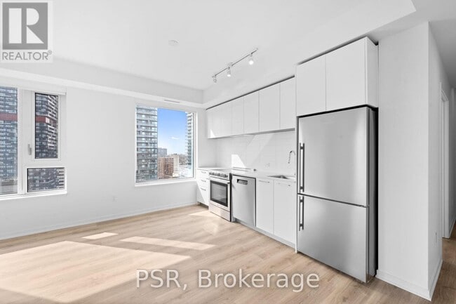 Building Photo - 101 Roehampton Ave