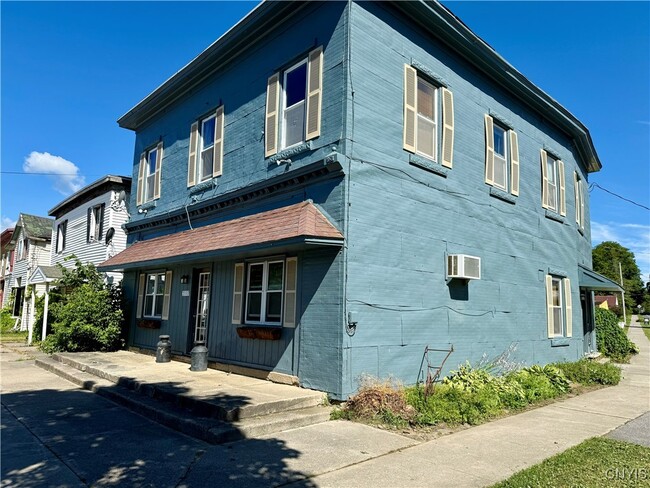Building Photo - 2117 Main St