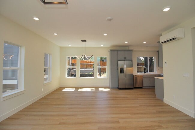 Building Photo - 4660-4660 SW Fairvale Ct