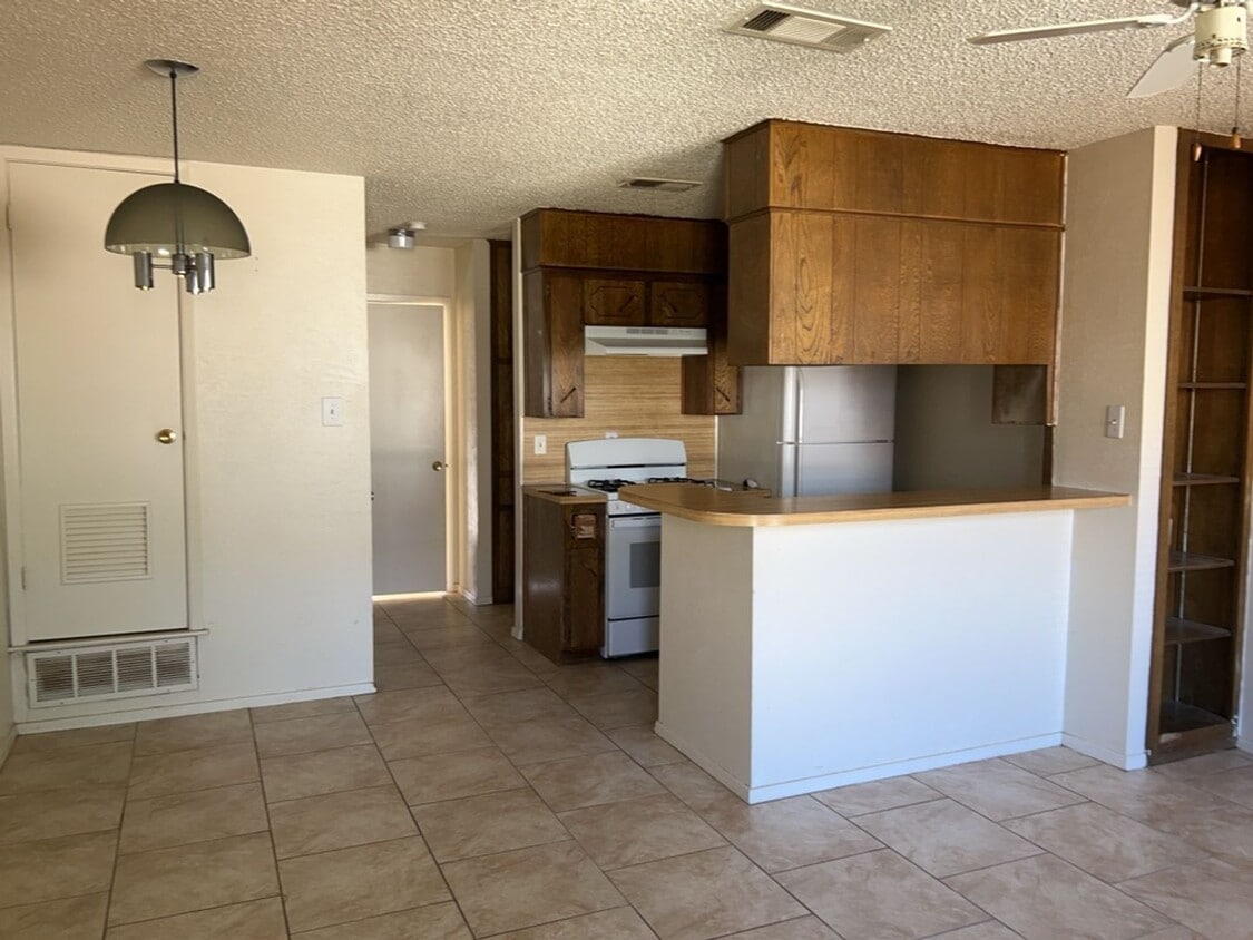 Building Photo - 2210 Silverway Dr