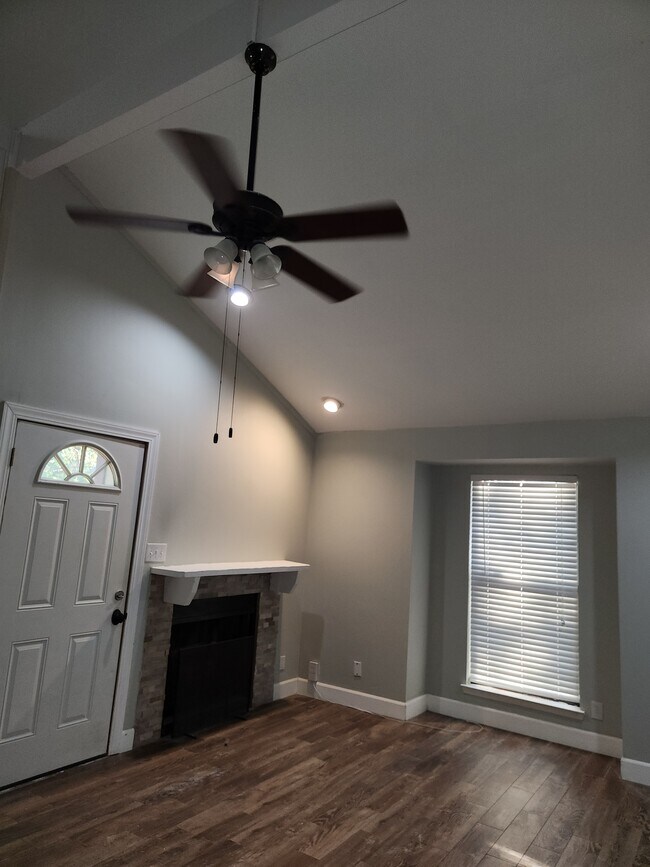 Foto del edificio - 1702 Timber Ridge Dr