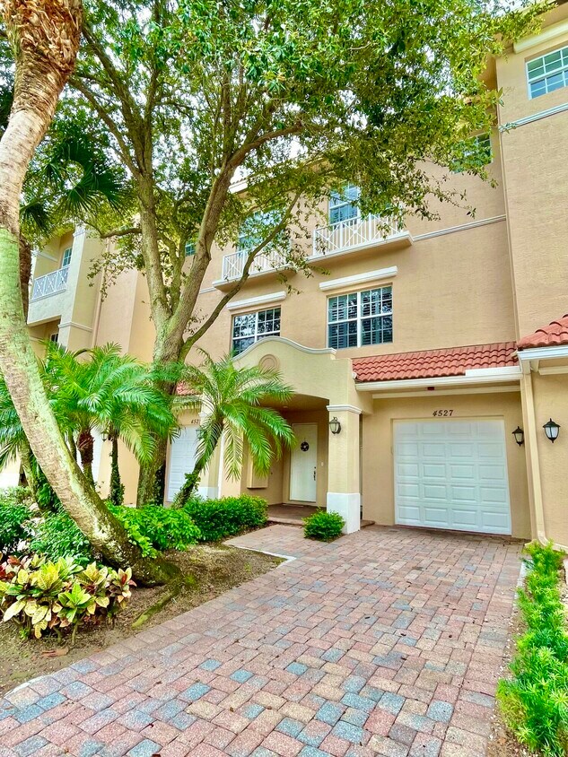 Foto principal - 4527 Artesa Way S