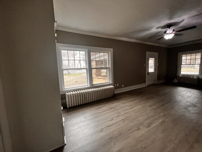 Building Photo - 512 E Sherman Ave