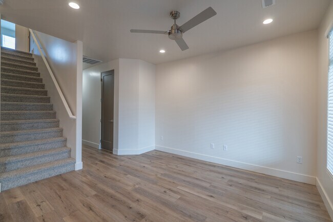 Building Photo - 687 S Guy Ln