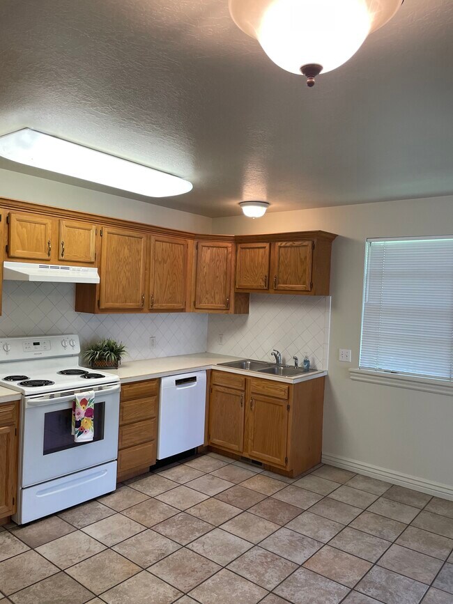 Foto del edificio - 4067 Hillcrest Cir