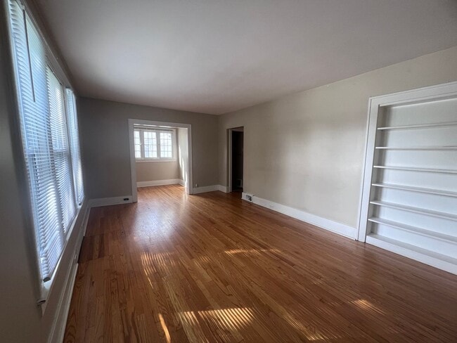 Foto del edificio - Two Bedroom Duplex - Located just Outside ...