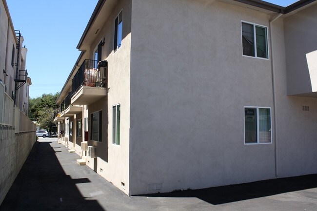 Building Photo - 5934 Woodman Ave