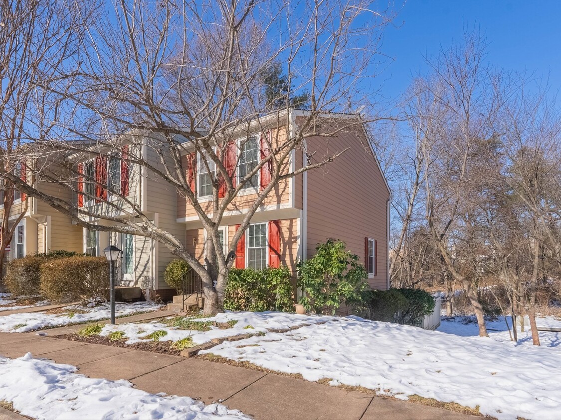 Foto principal - Charming Townhome in Reston with 2-bedroom...