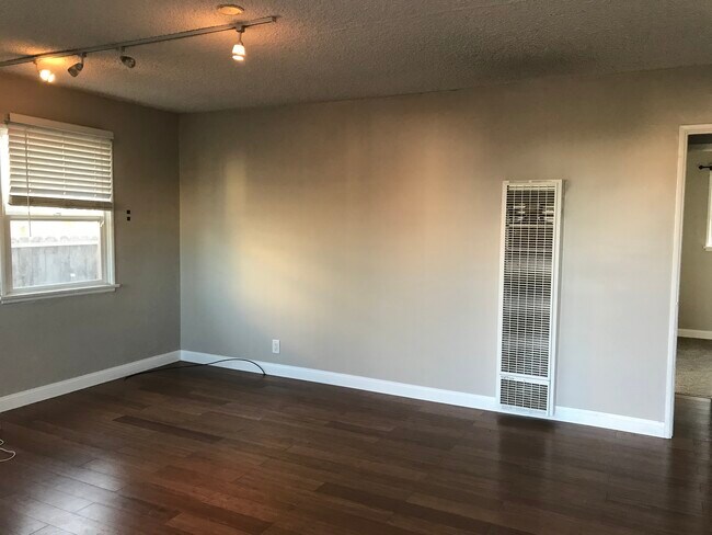 Sala de estar con pisos de madera nuevos - 125 Prospect S Ave