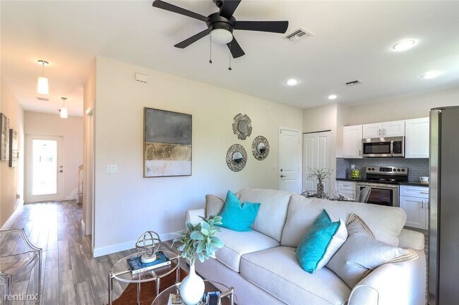 Foto del edificio - 3 br, 2.5 bath House - 1033 NW 2nd Ave