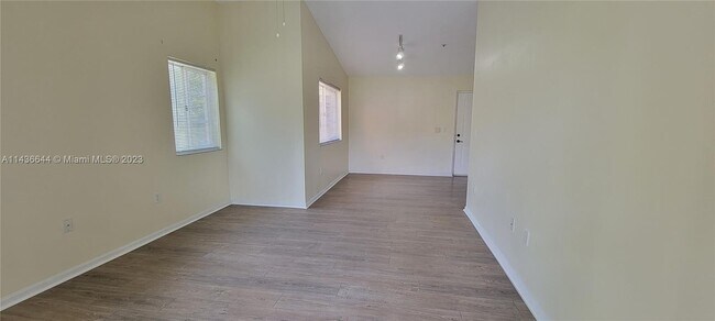 Foto del edificio - 4832 N State Rd 7