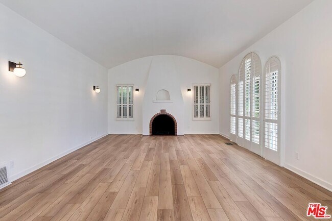 Foto del edificio - 119 N Almont Dr