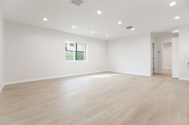 Foto del edificio - 13118 Branford St