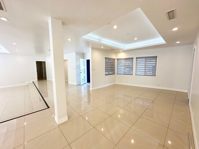 Building Photo - 4450 Hayvenhurst Ave