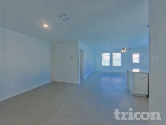 Foto del edificio - 10700 Dusty Rnch Rd