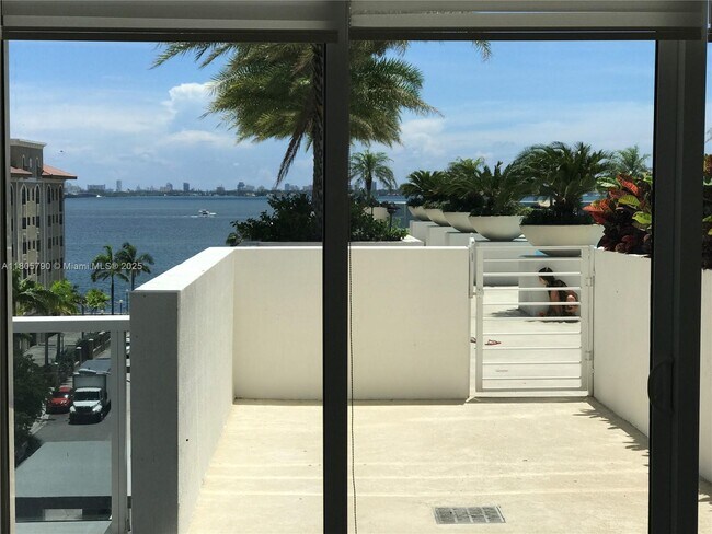 Foto del edificio - 600 NE 27th St