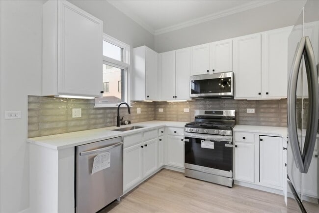 Building Photo - 841 W 14th Pl