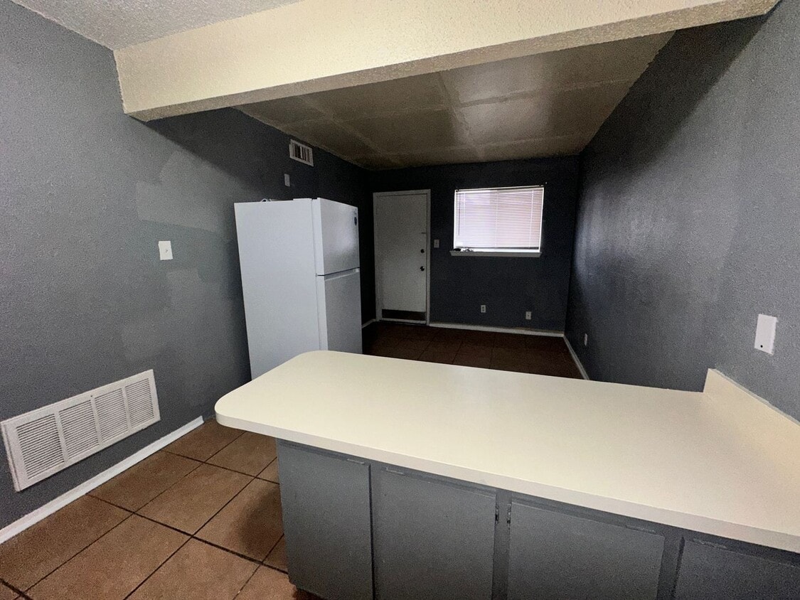 Building Photo - Cozy and affordable Studio