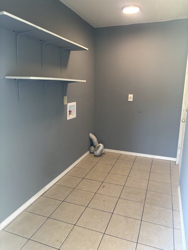 Building Photo - 136 Longwood Dr