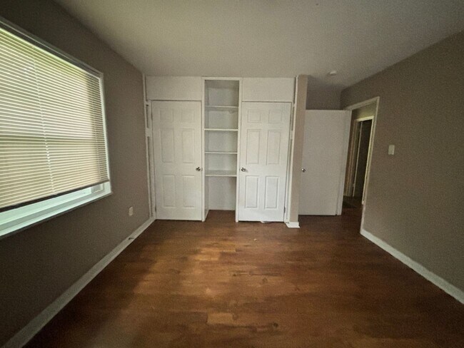 Building Photo - 3084 Oak Forest Dr