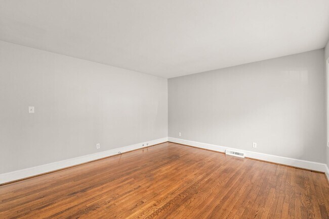 Building Photo - Cute 3-Bedroom Brick Ranch in Oakhurst!