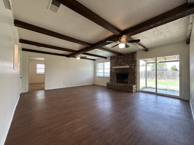 Foto del edificio - Charming 3-Bedroom Lubbock Home with Cozy ...