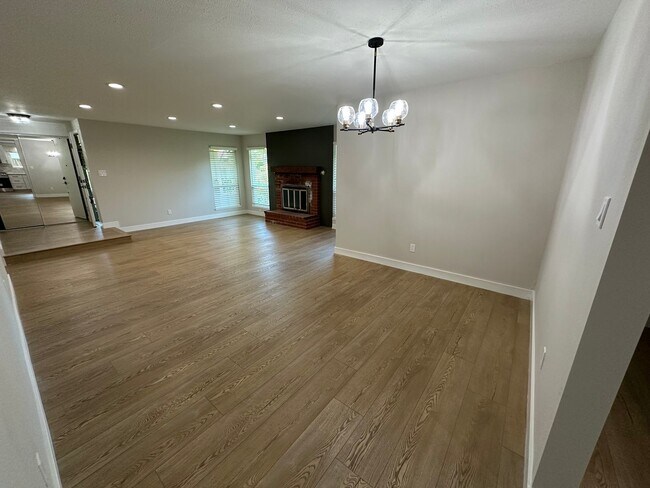 Building Photo - 3 Bed 2 Bath Single Family Home In Danvill...