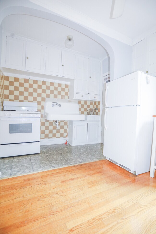 Building Photo - 4626 N Wolcott Ave