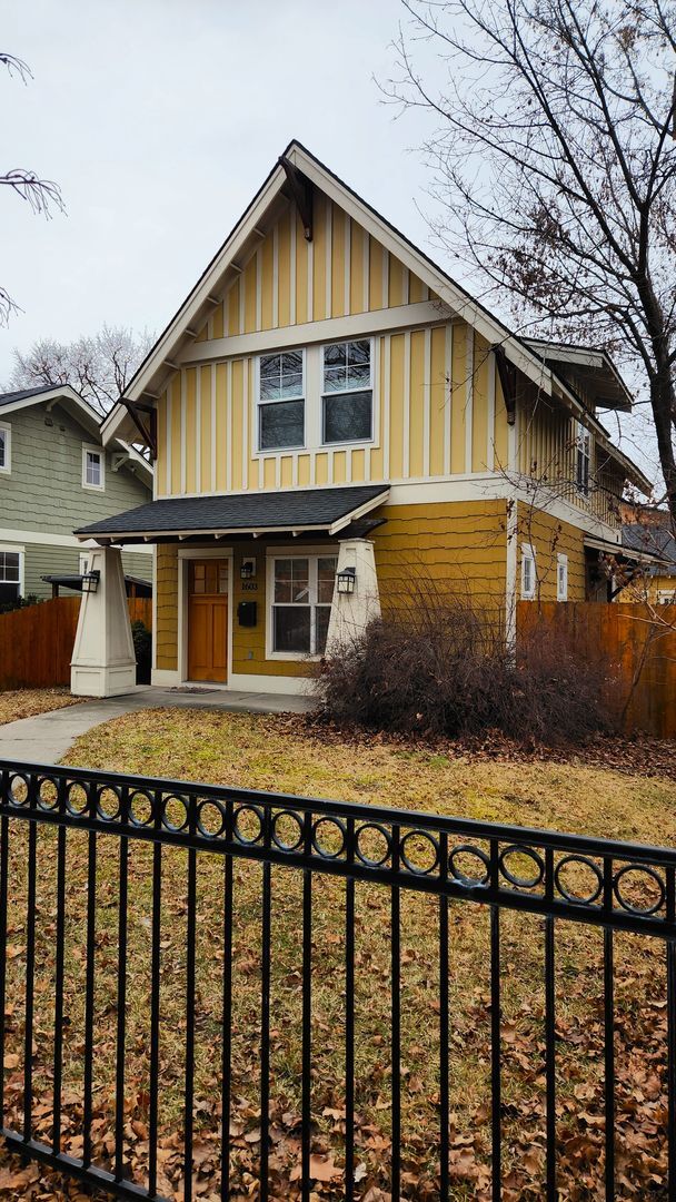 Foto del edificio - Beautiful Three Bedroom House with Garage and Fenced Yard