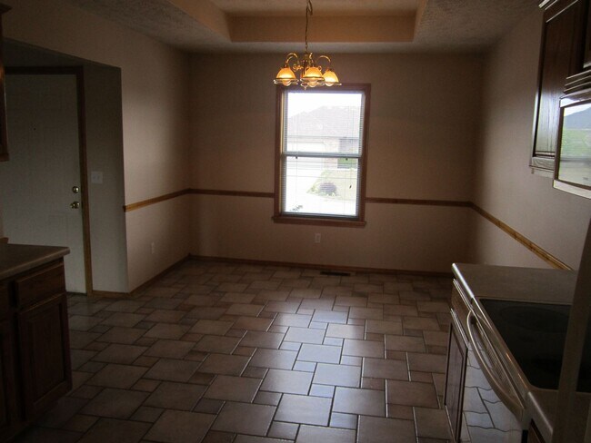 Building Photo - Beautiful 3 bedroom house in quiet mature neighborhood!
