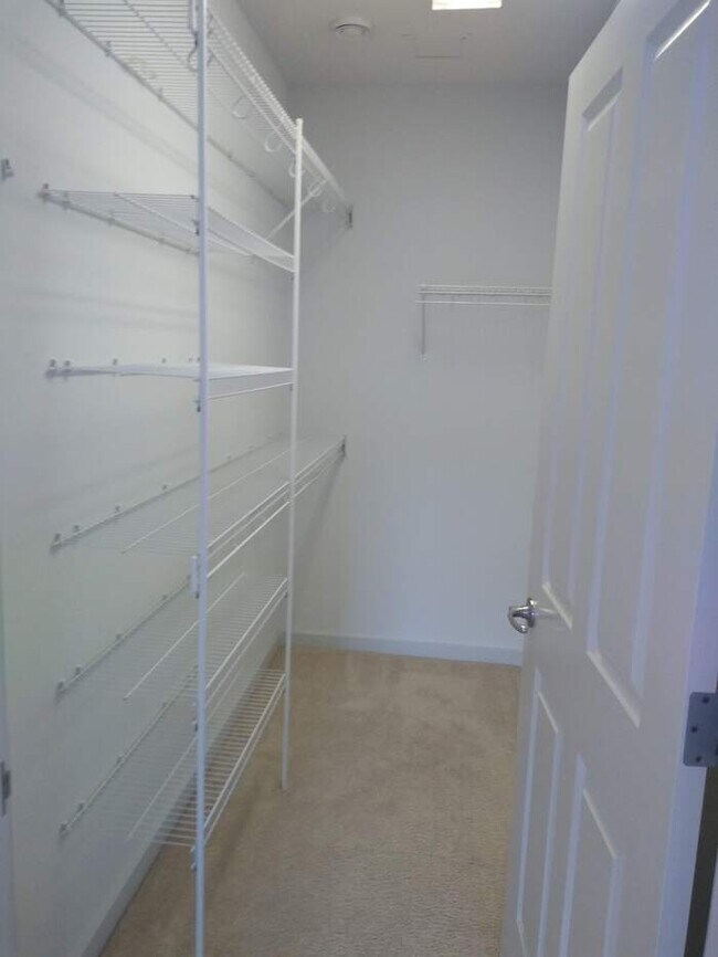 Foto del edificio - LARGE 1-BEDROOM, 830 SQ.FT.