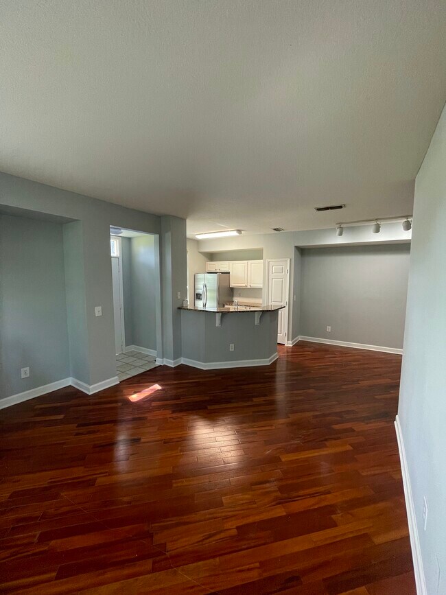 Building Photo - 13700 Richmond Park Dr N