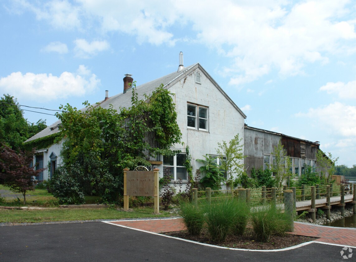 below unit parameter Apartments in Athens, NY