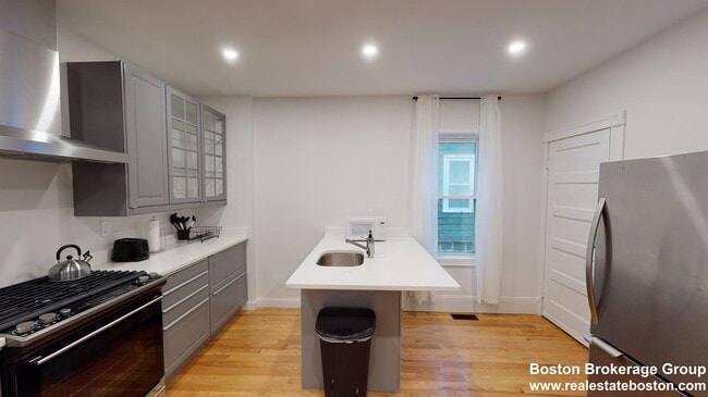 Building Photo - 19 Sudan St