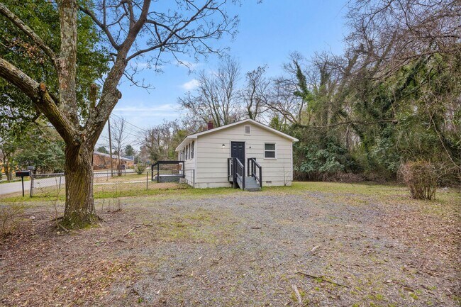 Foto del edificio - Adorable 3 bedroom 1 bathroom home!