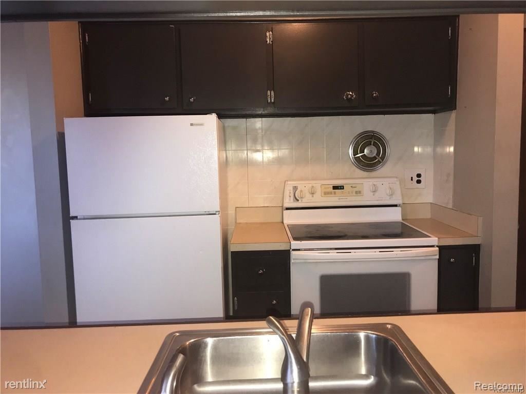 Foto del edificio - 21620 Hillside Dr