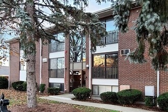 Building Photo - 172 River St