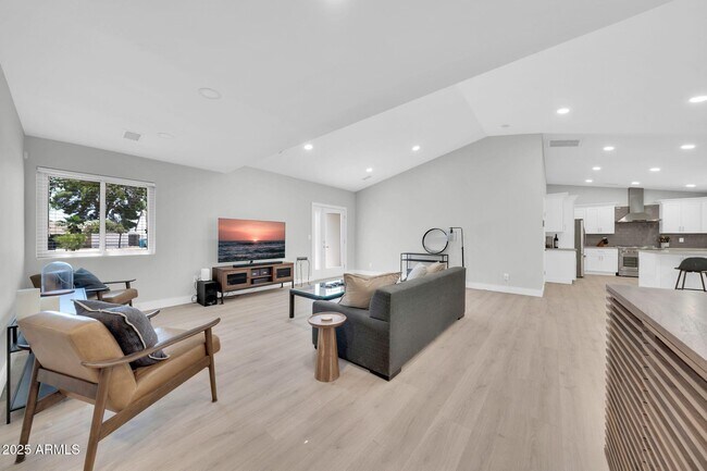Foto del edificio - 6428 E Grandview Dr