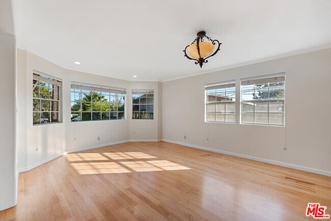 Foto del edificio - 807 E Orange Grove Ave