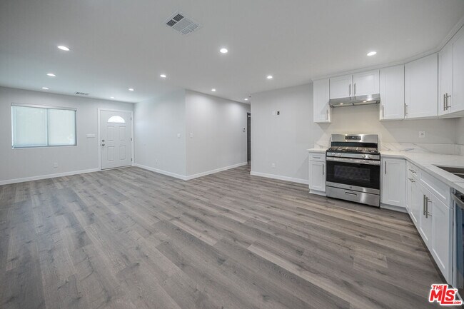 Foto del edificio - 5837 Cartwright Ave