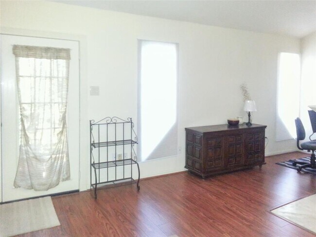 Foto del edificio - 2425 Holly Hall St