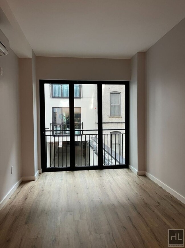 Building Photo - LEASE-BREAK!!! Spacious STUDIO apartment i...
