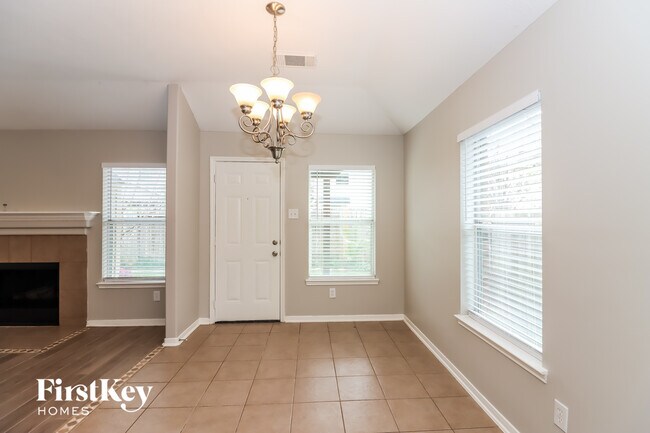 Foto del edificio - 2726 Lakecrest Way Dr