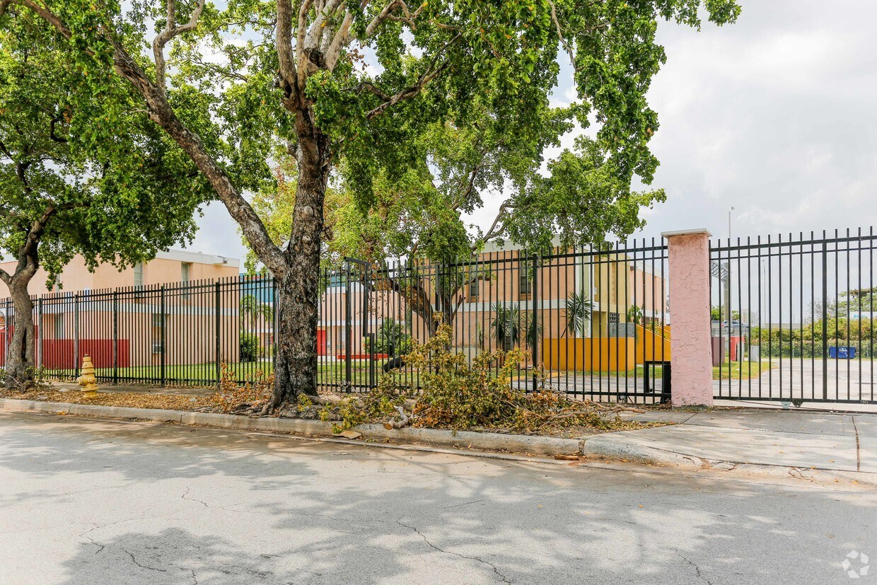 Building Photo - Central Area Apartments
