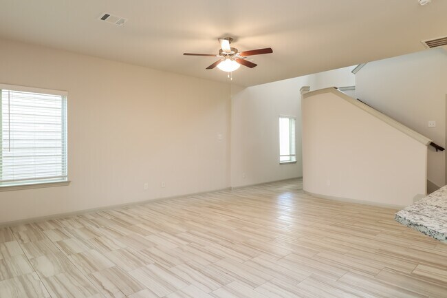 Foto del edificio - 7923 Fijian Cypress Dr